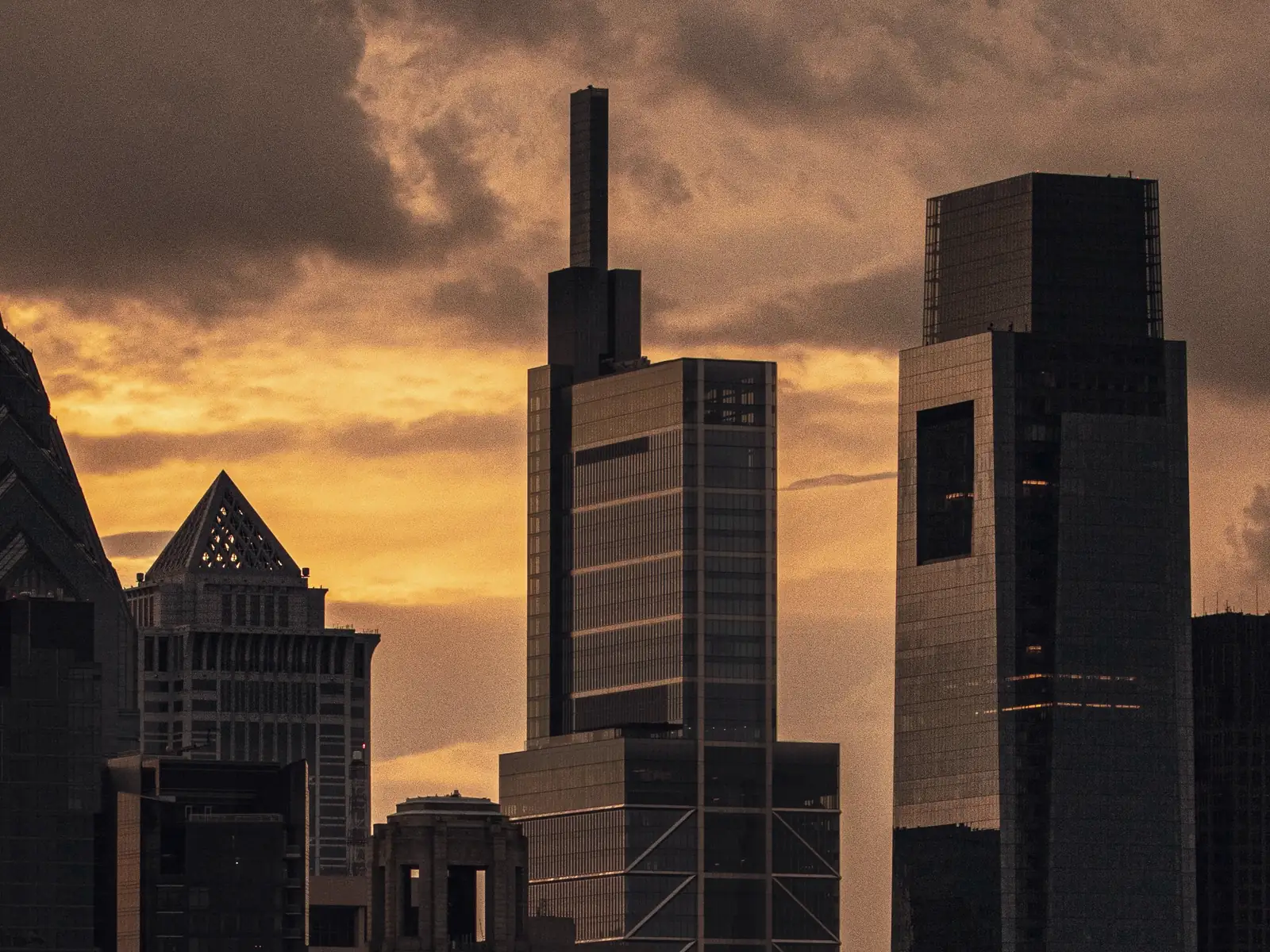 Tours d’un quartier d’affaires au crépuscule